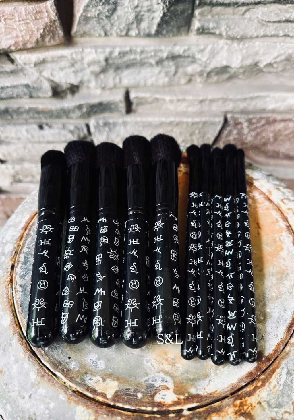 Black and White Brands Makeup Brush Set